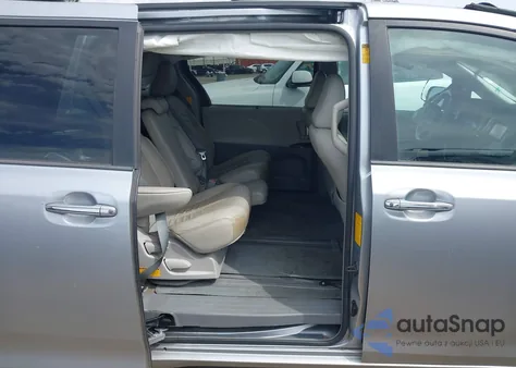 2014 Toyota Sienna Xle V6 8 Passenger z USA, uszkodzony, nr VIN 5TDYK3DC7ES510692